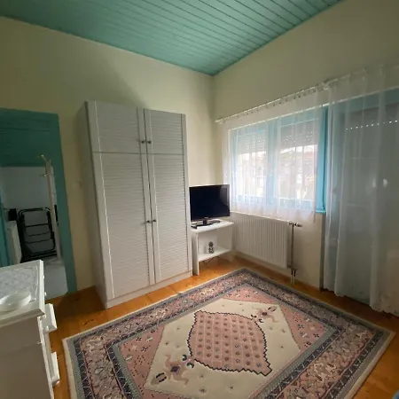 Gyoengyoes Apartman, Kenyelem 5 Percre A Termaltol Залакарош